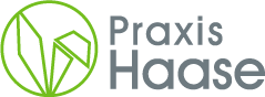 Logo unserer Praxis: ein Kreis mit zwei abstrakten Hasenohren, ein Ohr ist abgeknickt in grün und den Text Praxis Haase in hellgrau